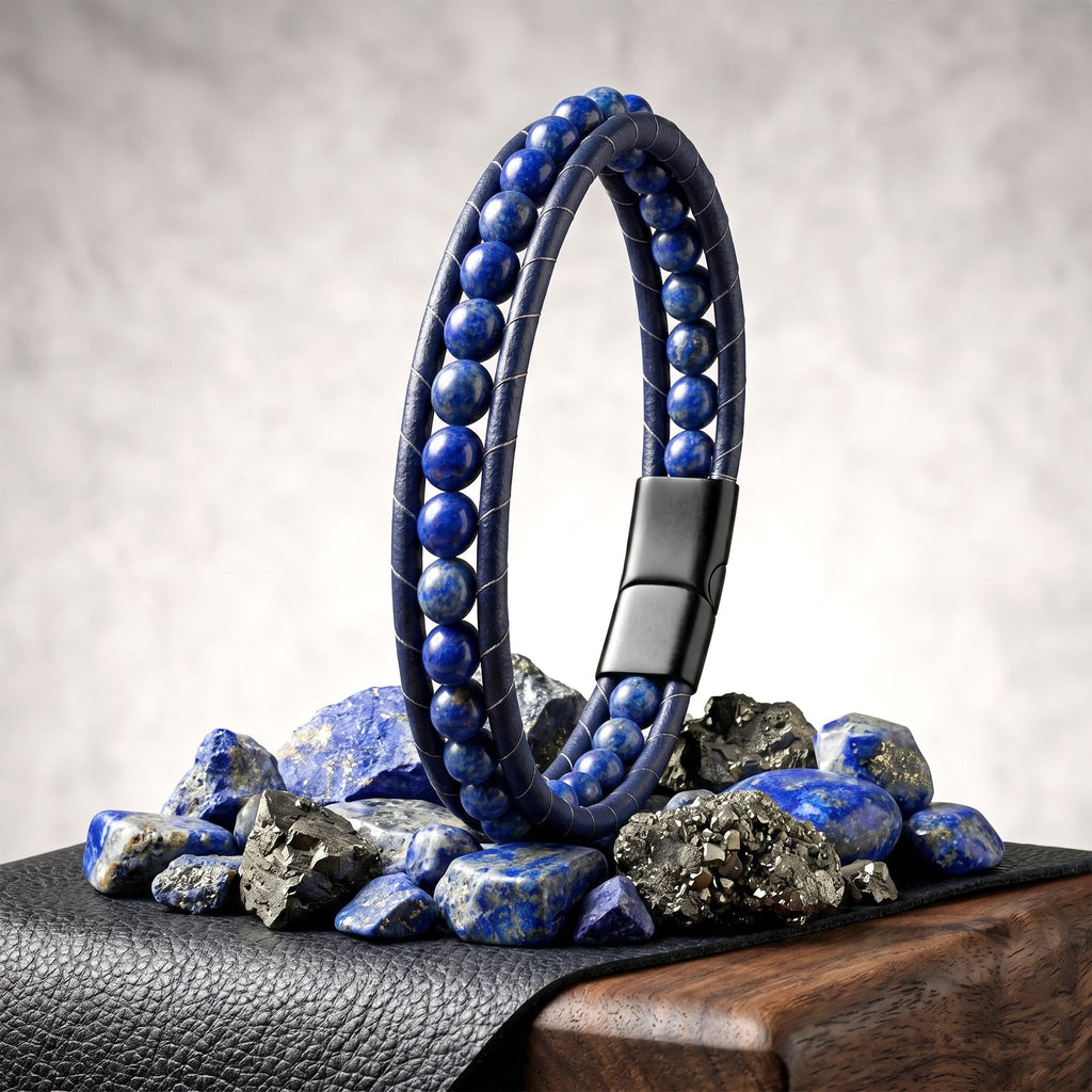 Lapis ve pirit parçaları üzerinde dik duran AZAROO Ridge lapis bileklik