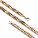 Çapraz uzanan 7x3 mm gold cuban tipi zincir, sık halkalar ve kilit detayı