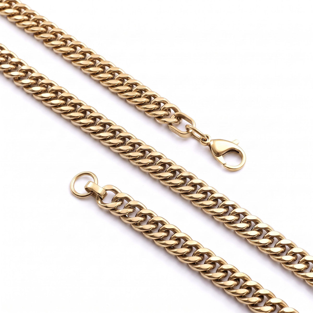 Çapraz uzanan 7x3 mm gold cuban tipi zincir, sık halkalar ve kilit detayı