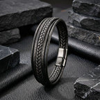 Arduvaz taş üzerinde dik duran Finch bileklik, mat siyah deri ve çelik kilit