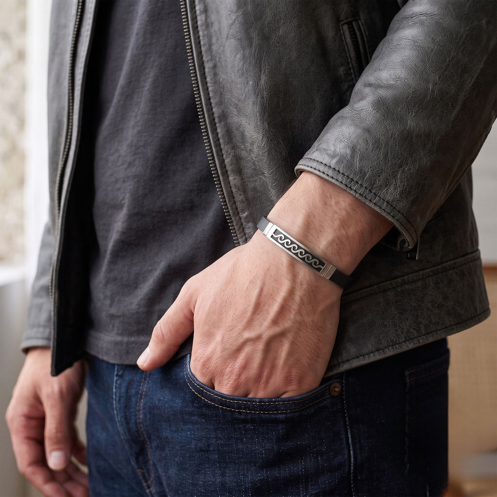 Gri deri ceket cebindeki elin bileğinde spiral dalgalı çelik plaka ve siyah kayış