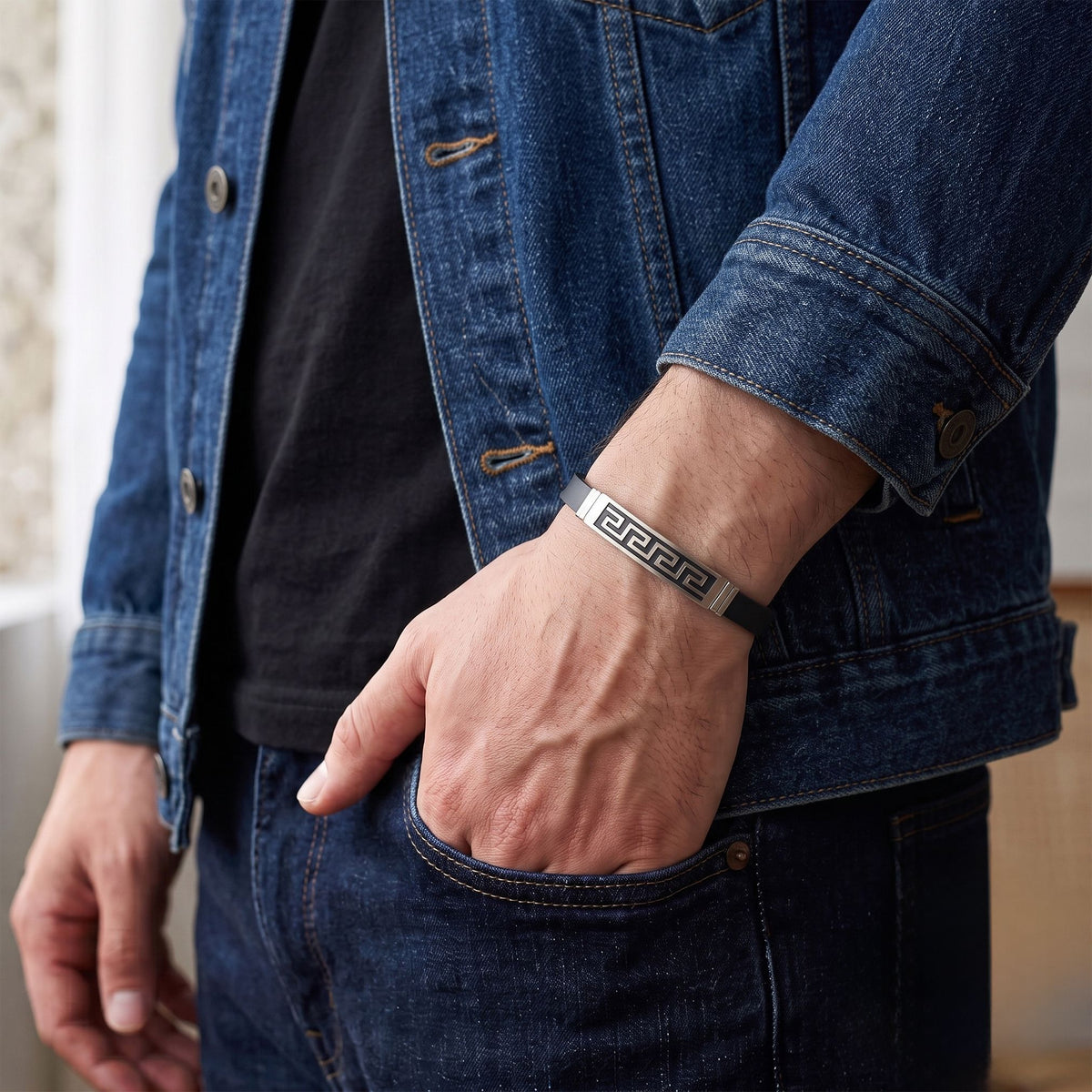 Denim ceketli erkeğin cepteki elinin bileğinde dik açılı grek motifi