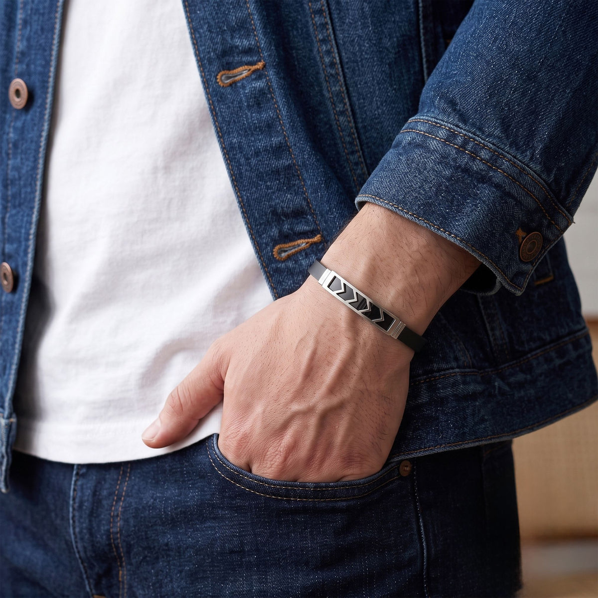Denim ceket cebindeki elin bileğinde art arda V motifli çelik plaka