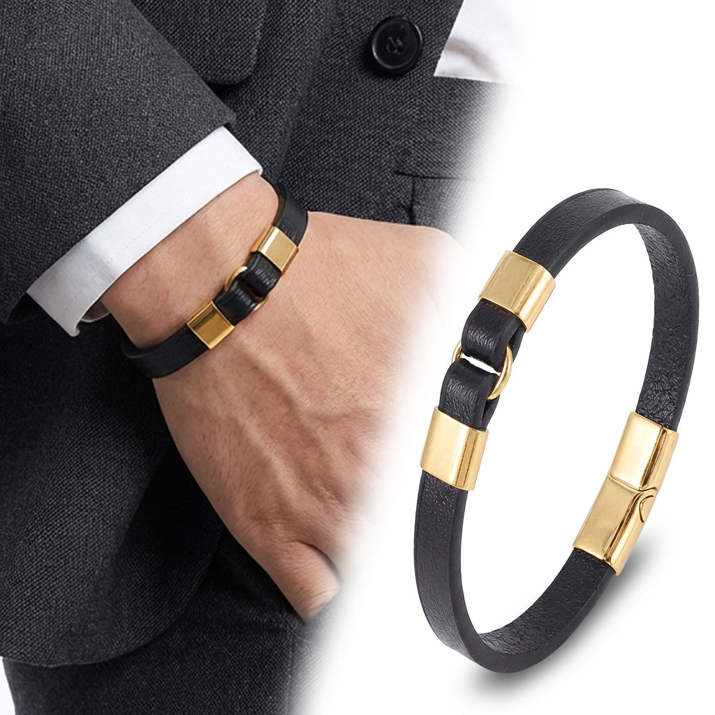 AZAROO Badge gold tokalı bileklik koyu takım elbiseli bilekte, sağda beyaz zeminde ürün detayı