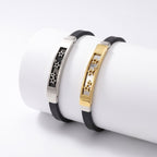 Gold ve gümüş iki yıldız desenli bileklik beyaz silindir çevresinde duruyor