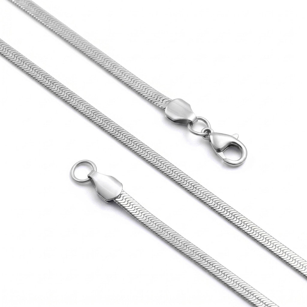 Çapraz yatırılmış 4x2 mm gümüş tonlu yassı zincir, kesintisiz parlak yüzeyi