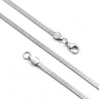 Çapraz yatırılmış 4x2 mm gümüş tonlu yassı zincir, kesintisiz parlak yüzeyi