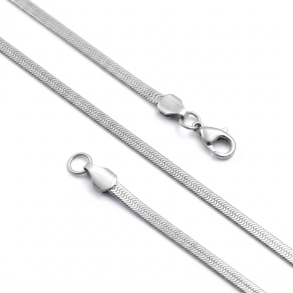 Çapraz yatırılmış 4x2 mm gümüş tonlu yassı zincir, kesintisiz parlak yüzeyi
