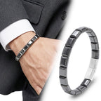 Siyah takım elbise ve beyaz gömlekle bilekte AZAROO Quarry kare hematit, yanında ürün