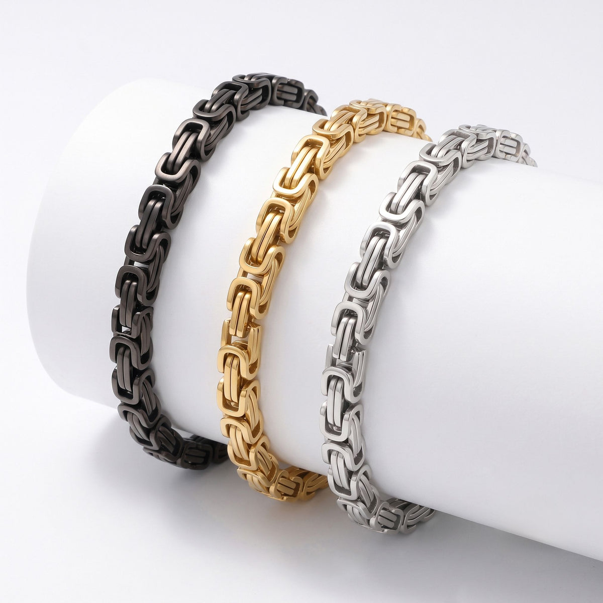 Gold, siyah ve gümüş 5 mm kral zincir bileklikler silindir üzerinde