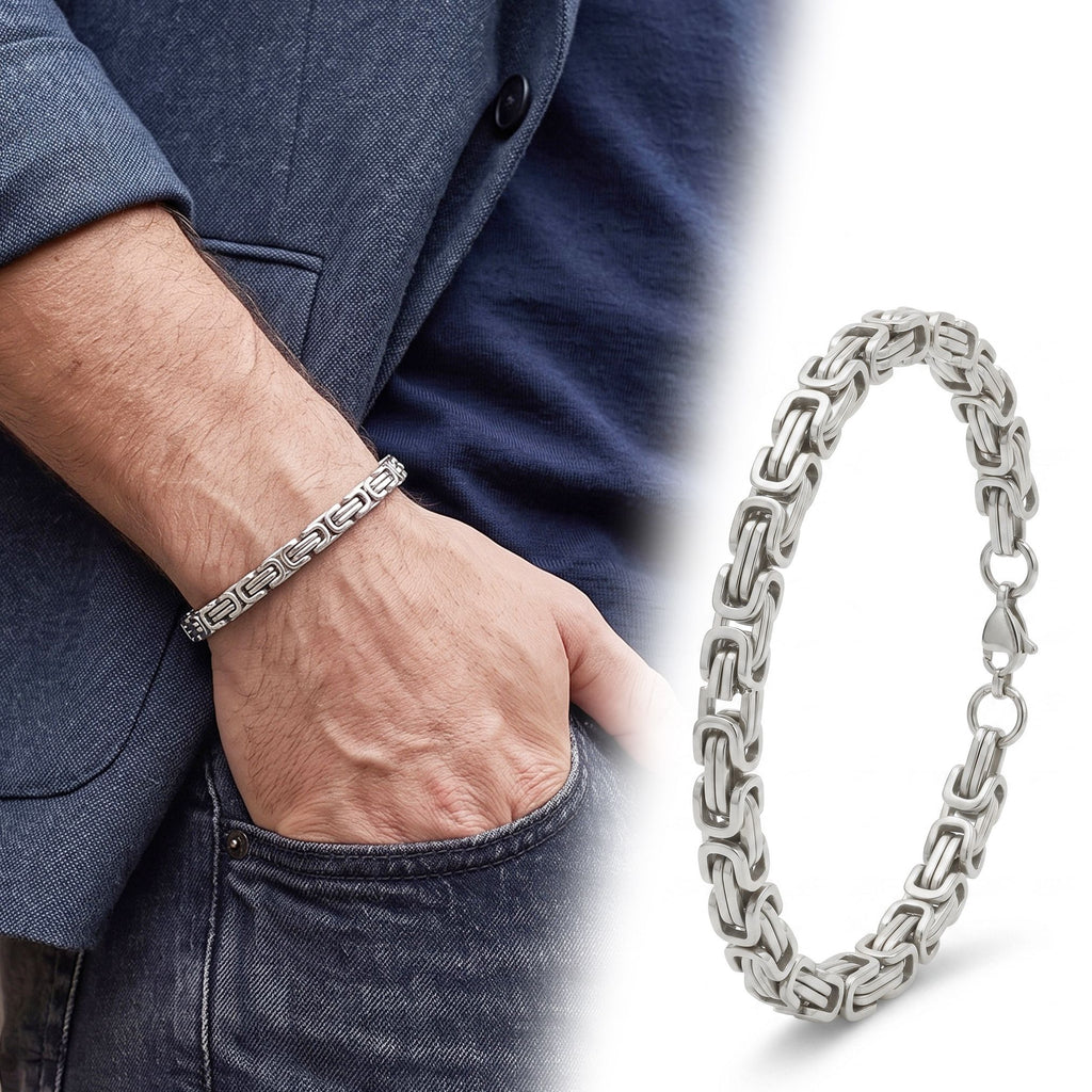 Lacivert ceketin kolundan görünen AZAROO Forge Ingot gümüş king bileklik ve yakın ürün görüntüsü