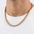 Boyunda duran 5 mm gold mariner halkalarının yakın görünümü