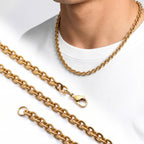 Siyah tişört üzerinde AZAROO Forge Rivet gold mariner 6 mm kolye, yanında zincirin detayı