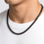 Boyunda grafik bir desen çizen siyah 6x2 mm Rivet ezme mariner, yakından