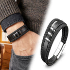 Kahve ceketli bilekte AZAROO Stork çok sıralı siyah deri bileklik ve çelik halkalar, sağda ürün