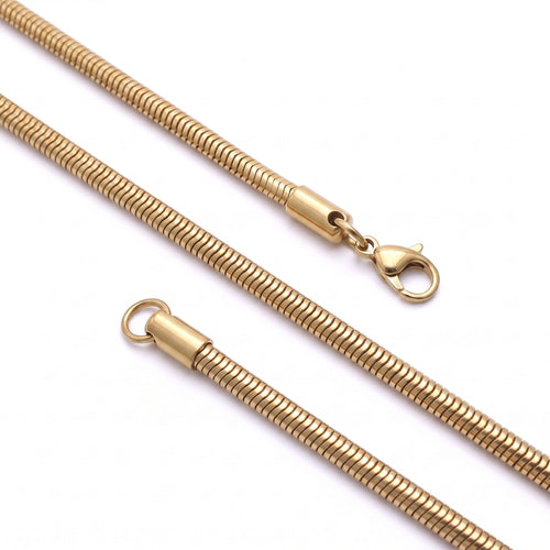 Çapraz yerleştirilmiş 5 mm altın tonlu oval spiral zincir ve kilidi, sade açık zeminde