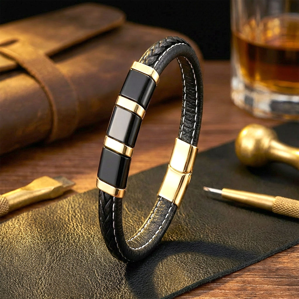 Ahşap masada viski bardağının yanında dik duran AZAROO Emblem gold siyah