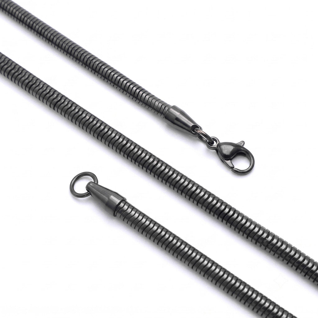 Zemin üzerinde çapraz uzanan 4 mm siyah spiral çelik zincir ve kilidi