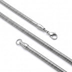 Çapraz yatırılmış dolgun gümüş spiral zincir, sarmal halkalar ve kilit detayı