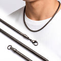 AZAROO Temper Siyah 5 mm spiral kolye boyunda, yanında zincirin açık zemindeki görünümü