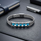 Lacivert defter ve kalemin üzerinde yatay konumda AZAROO Boulder turkuaz